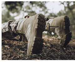 Botas militares de los hombres del ejército