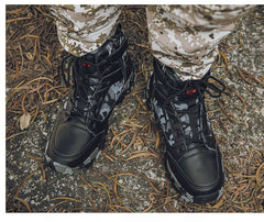 Botas militares de los hombres del ejército